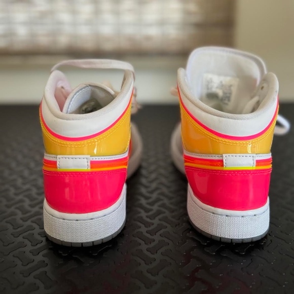 Neon Nike's⭐️🌷 - Picture 2 of 3